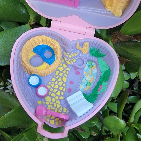 Vintage 90's Polly Pocket Heart-Shaped Pink House Garden Playset - Picture 3 of 7